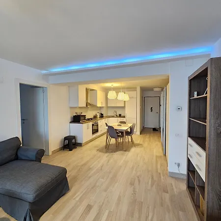 Apartment Central District Cuza 99 *